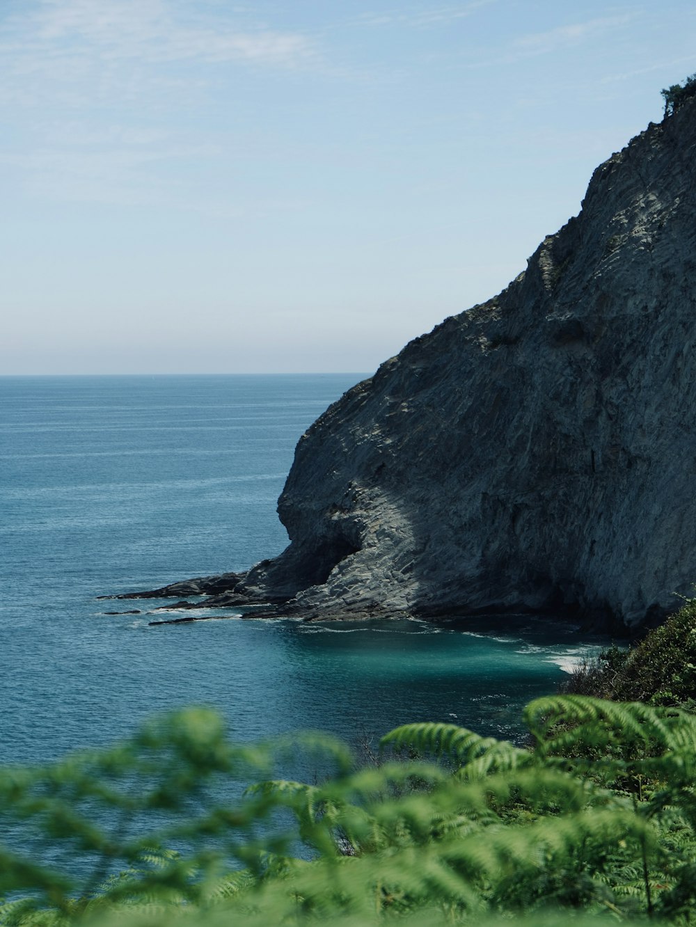 une falaise avec un plan d’eau en contrebas