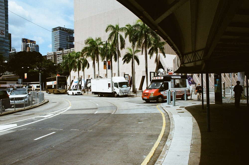 Una calle con coches y camiones