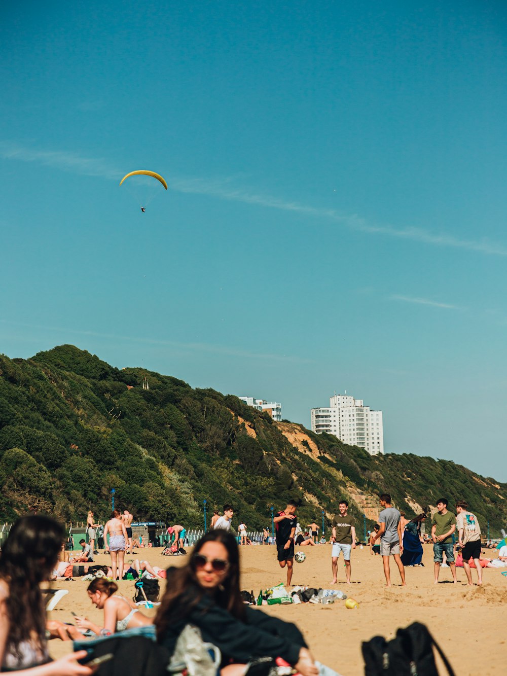 Un groupe de personnes sur une plage faisant voler un cerf-volant