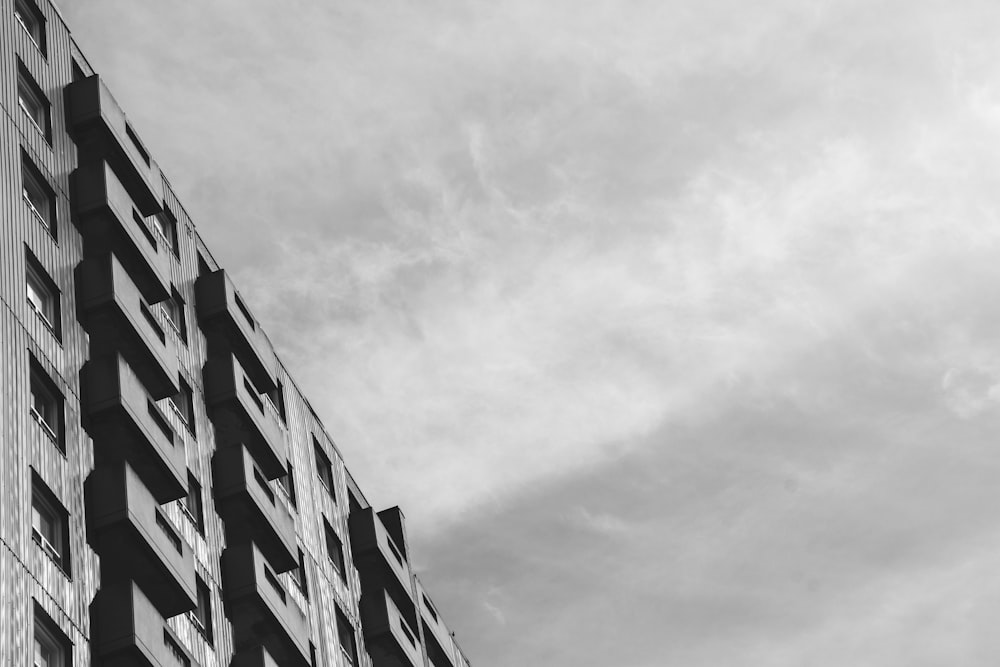 a building with a cloudy sky