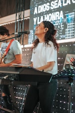 Locutor sonriendo mientras lee una lista de canciones para el programa en vivo.