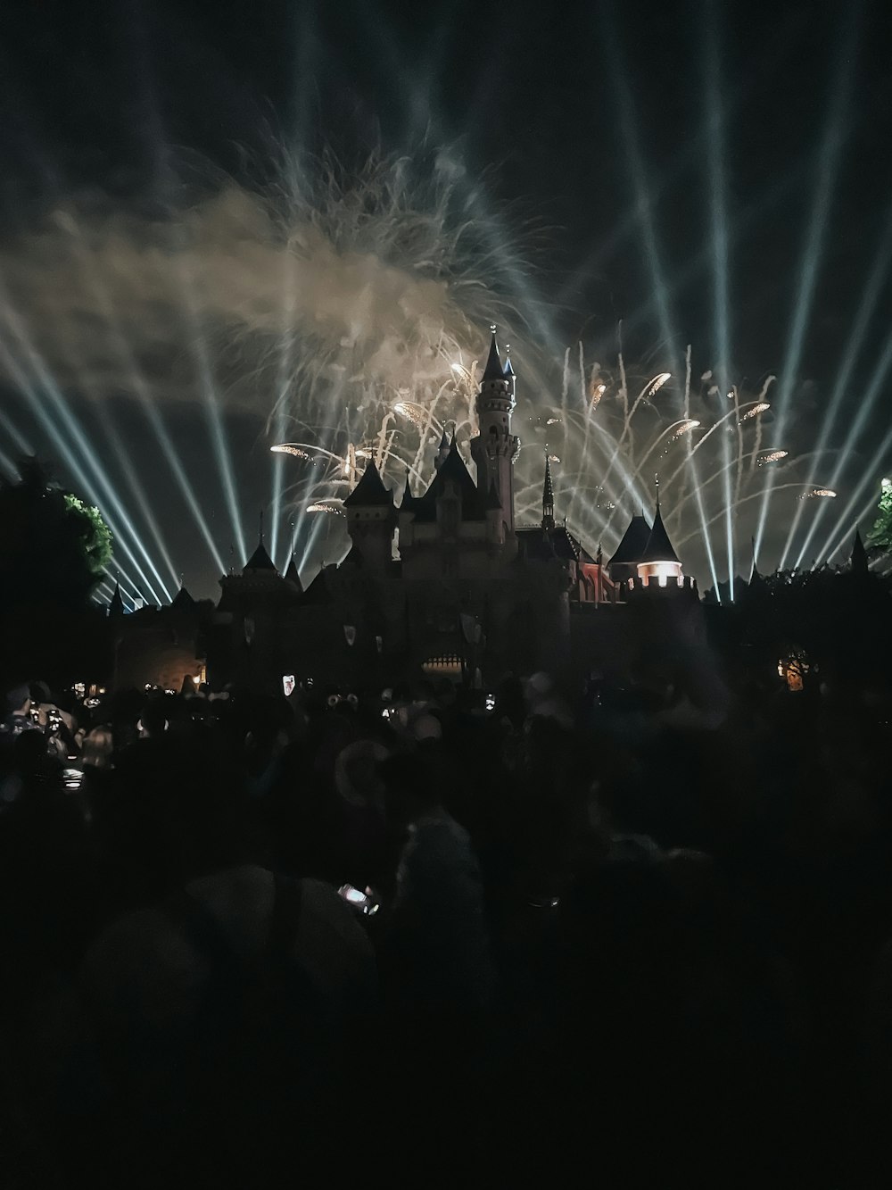 Eine Menschenmenge schaut sich ein Feuerwerk an