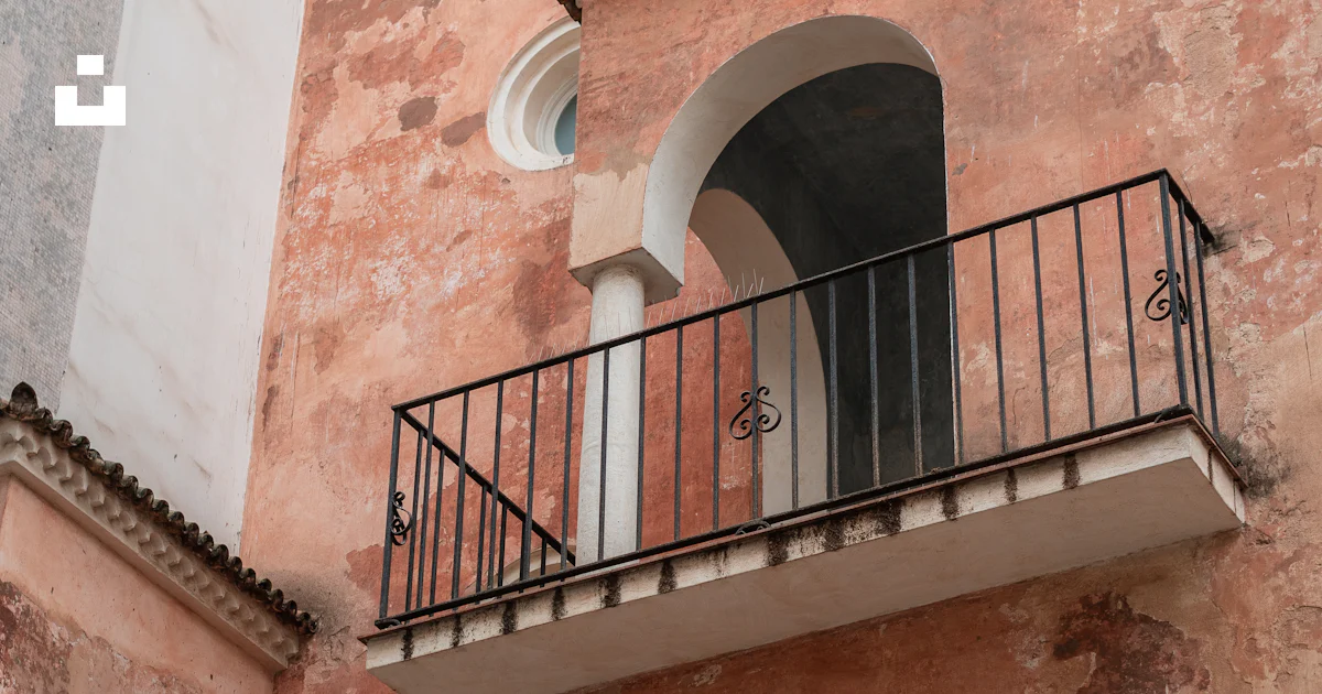 Foto Un balcón en un edificio – Imagen España gratis en Unsplash