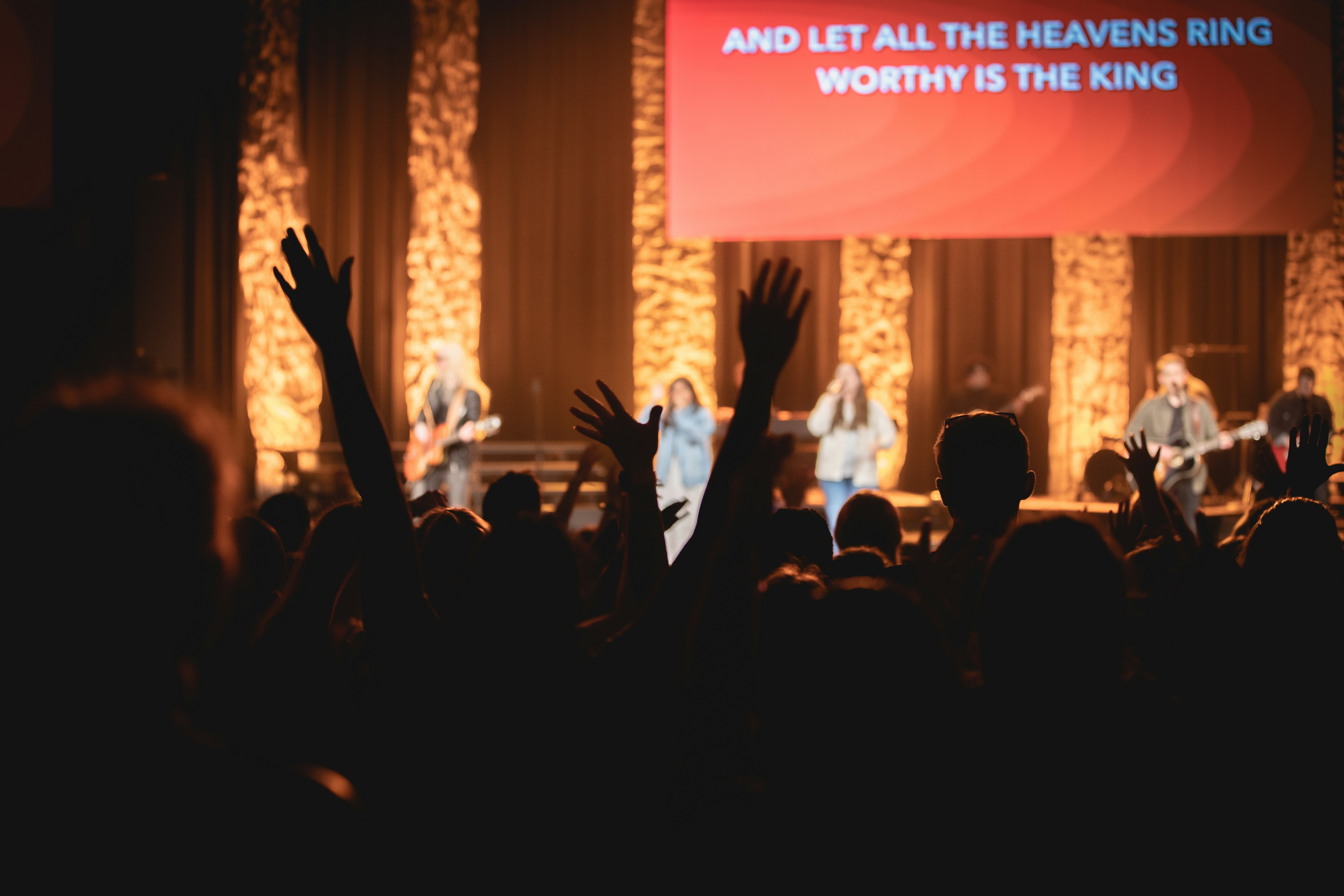 um grupo de pessoas levantando as mãos
