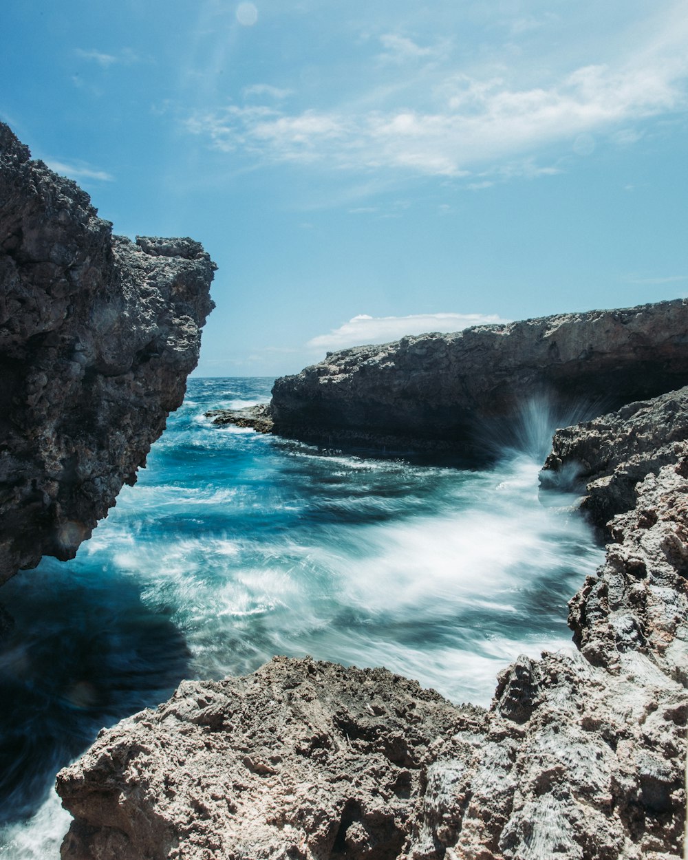 Ein Gewässer, umgeben von Felsen