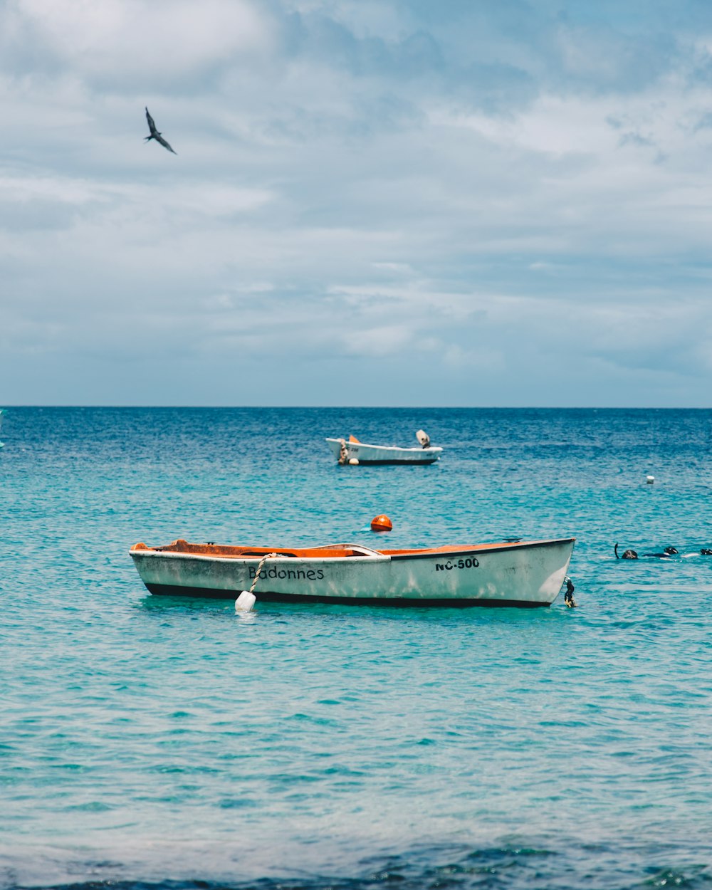 ein paar Boote im Wasser