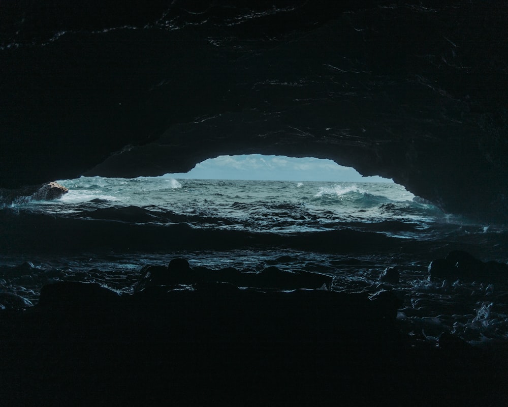 une grotte avec un grand trou