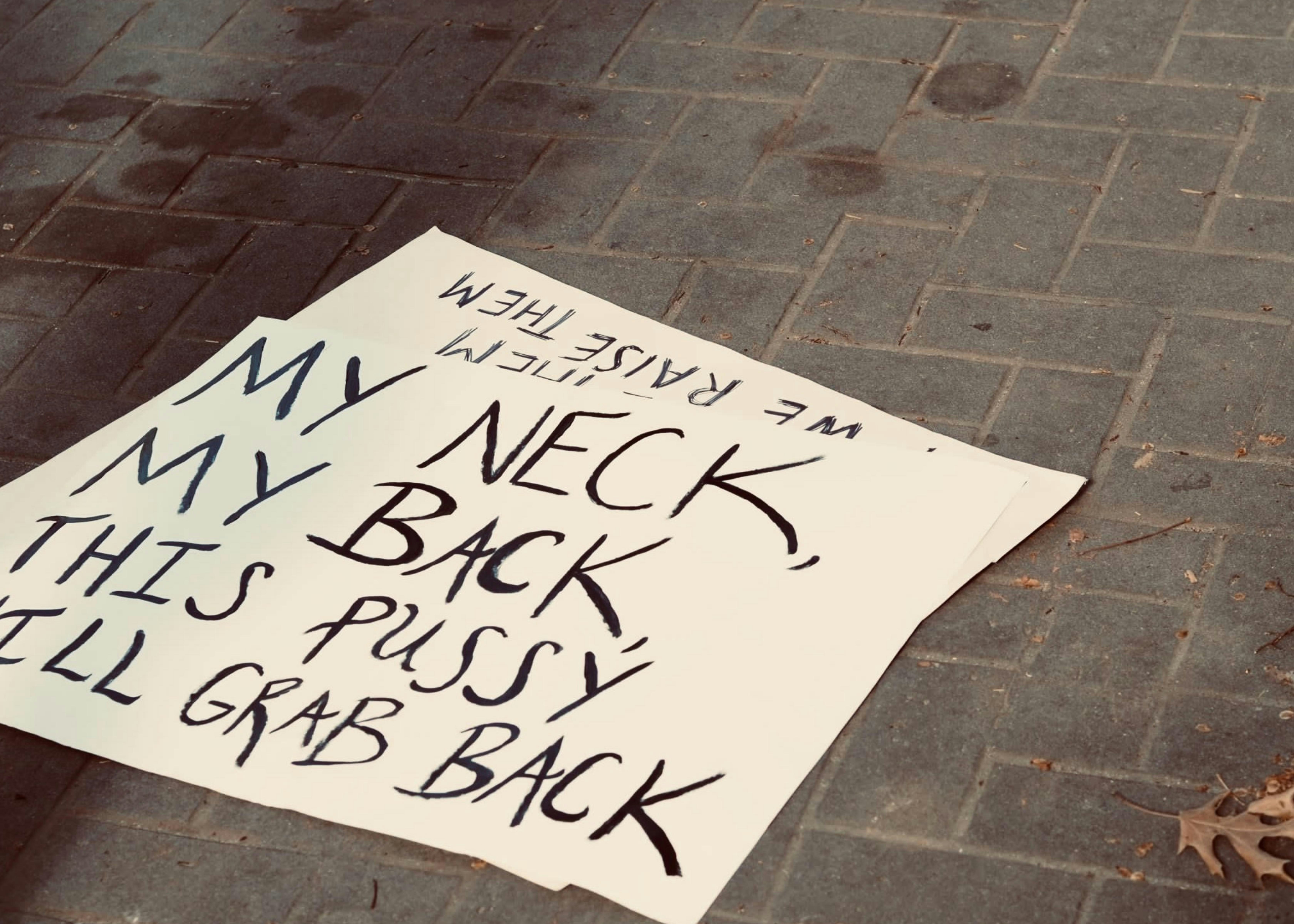 Ein Schild auf dem Boden