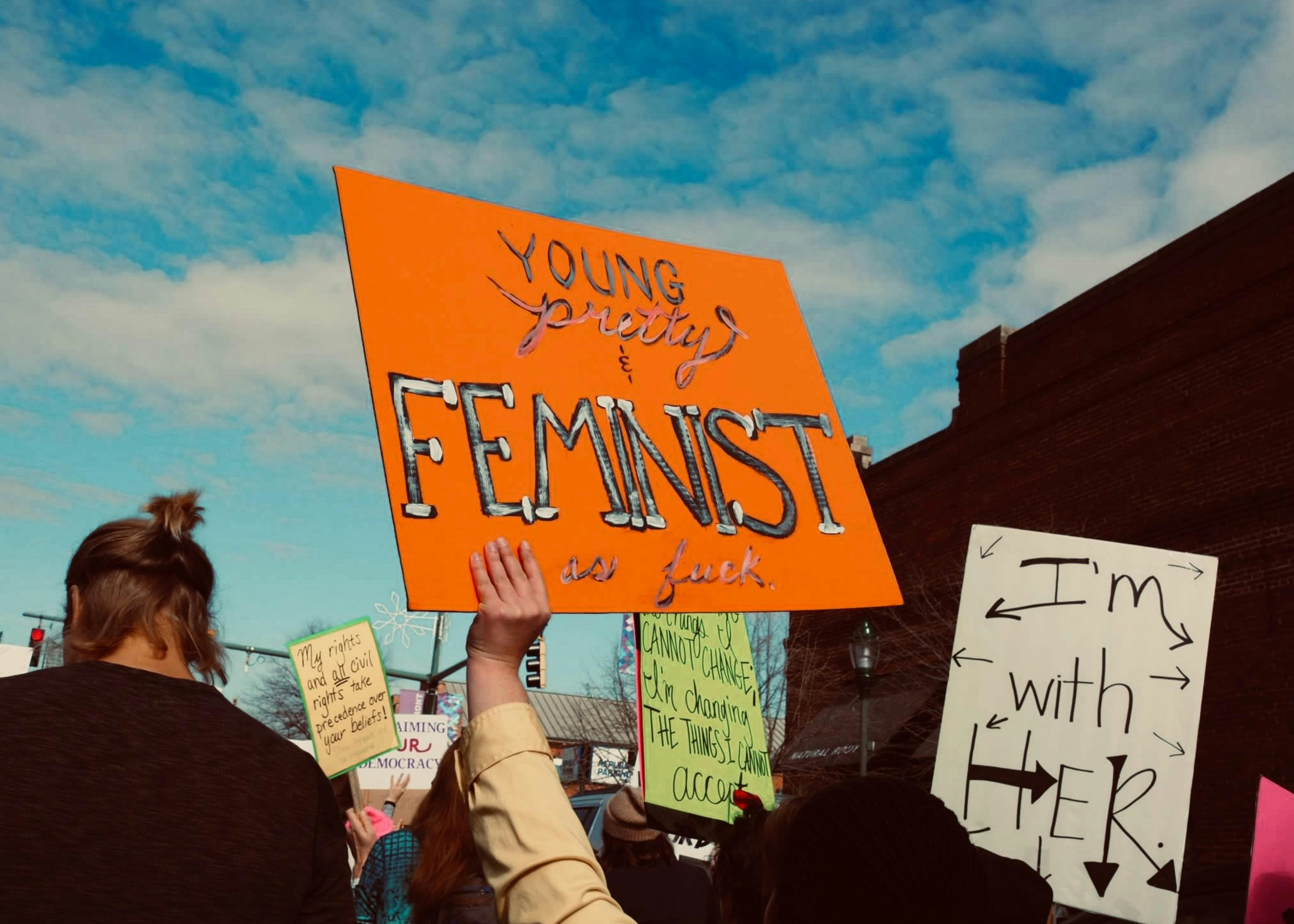 un gruppo di persone che reggono cartelli