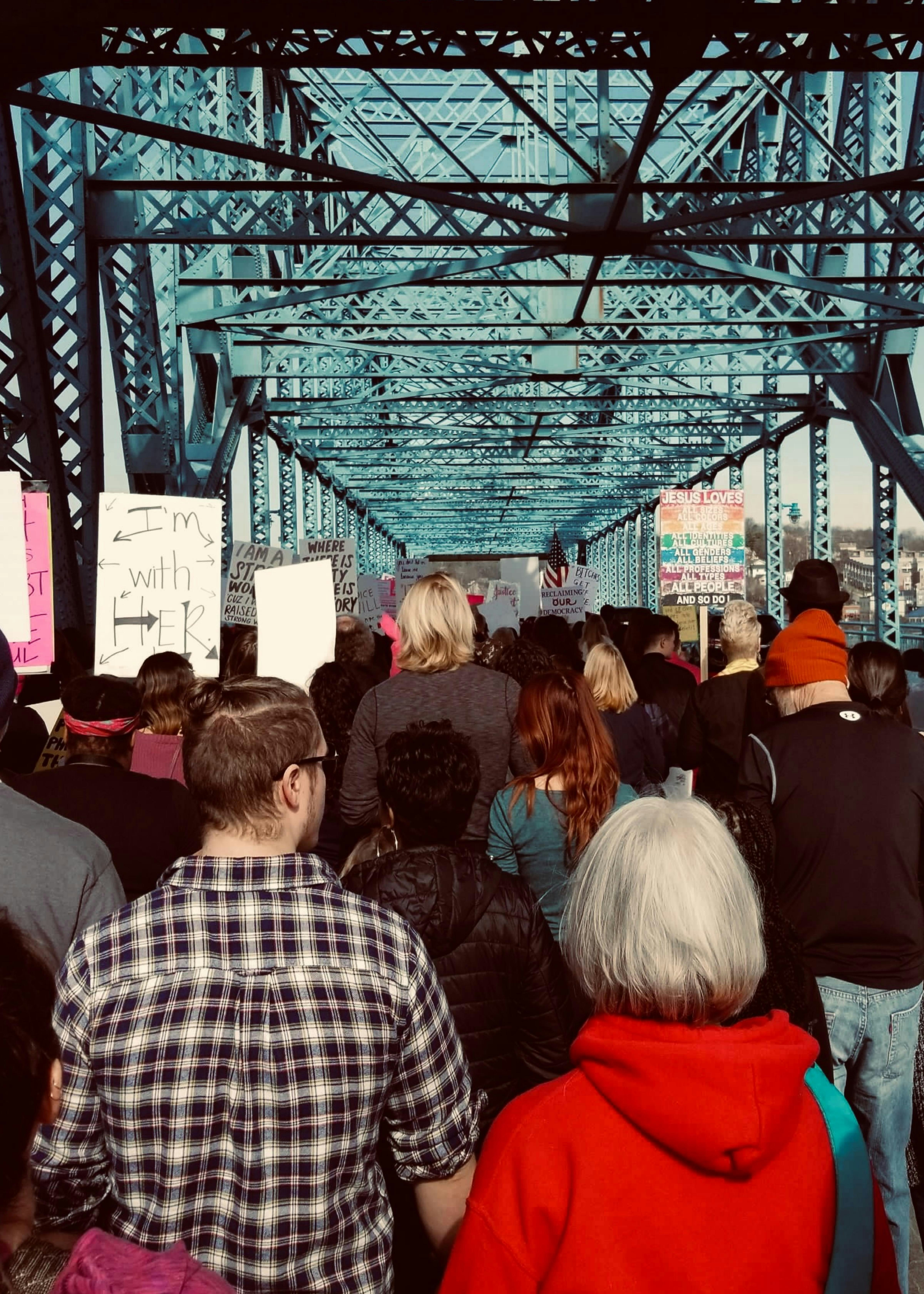 un groupe de personnes debout dans une foule