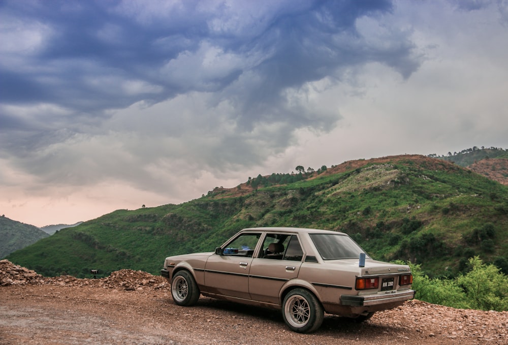 un coche aparcado en un camino de tierra