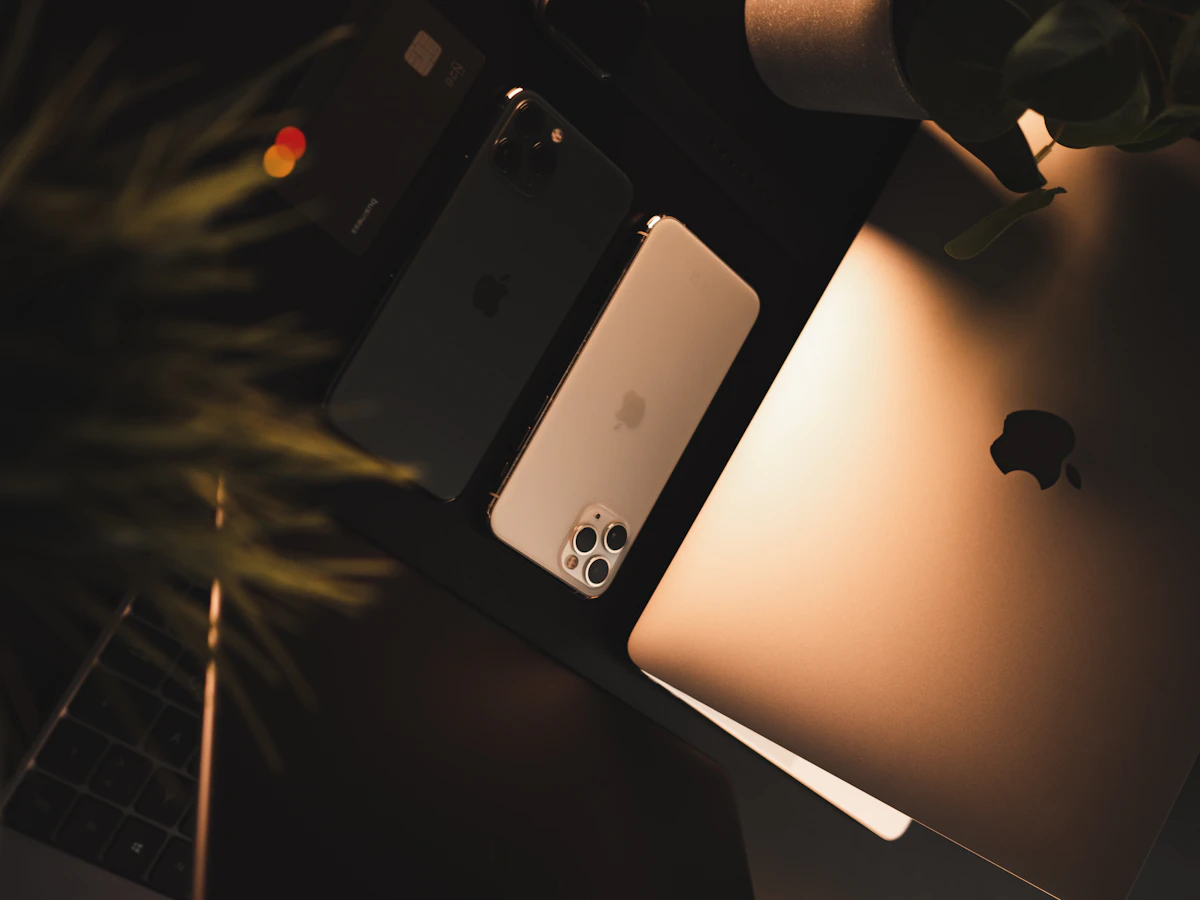 Smartphone auf einem Tisch als Erinnerung an die bewusste Bildschirmpause
