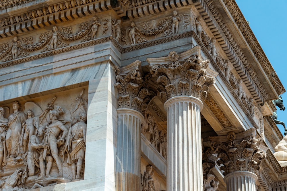 Un edificio con columnas y estatuas