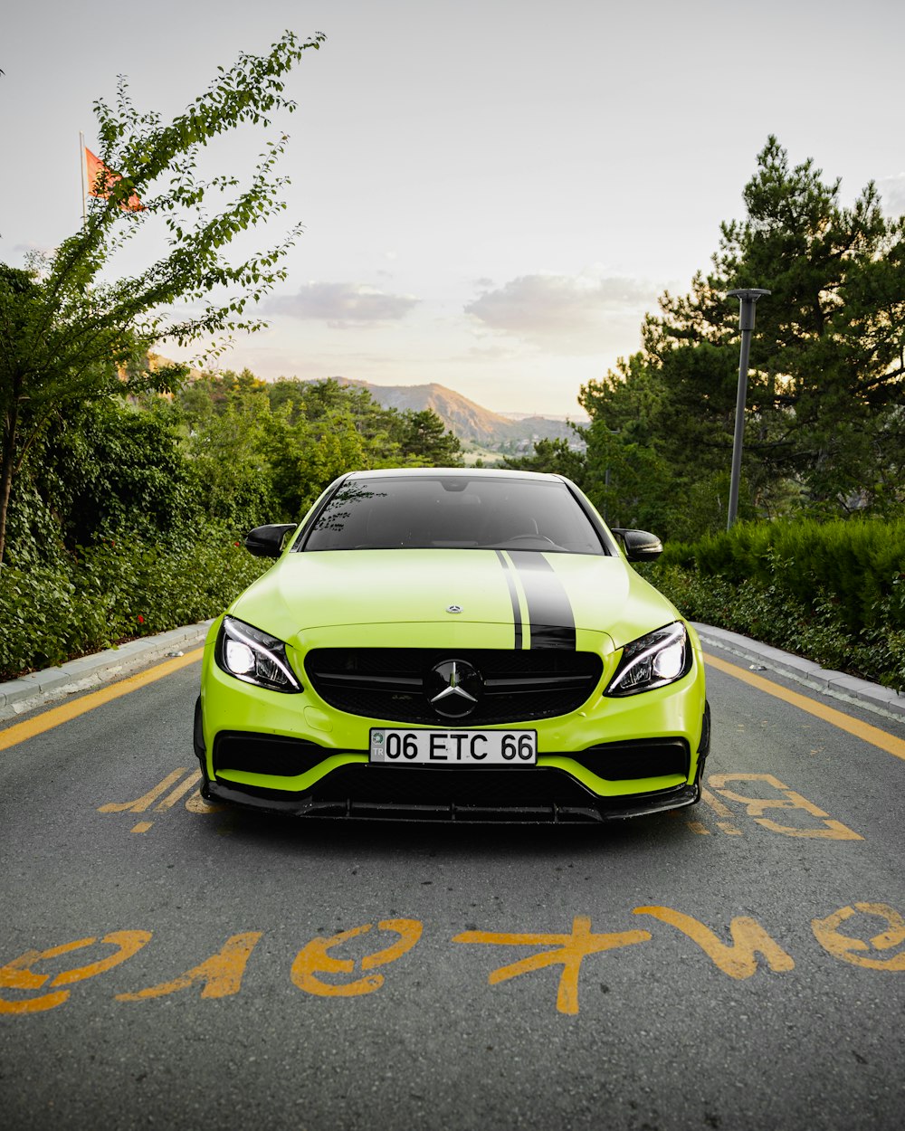 Un coche verde en una carretera