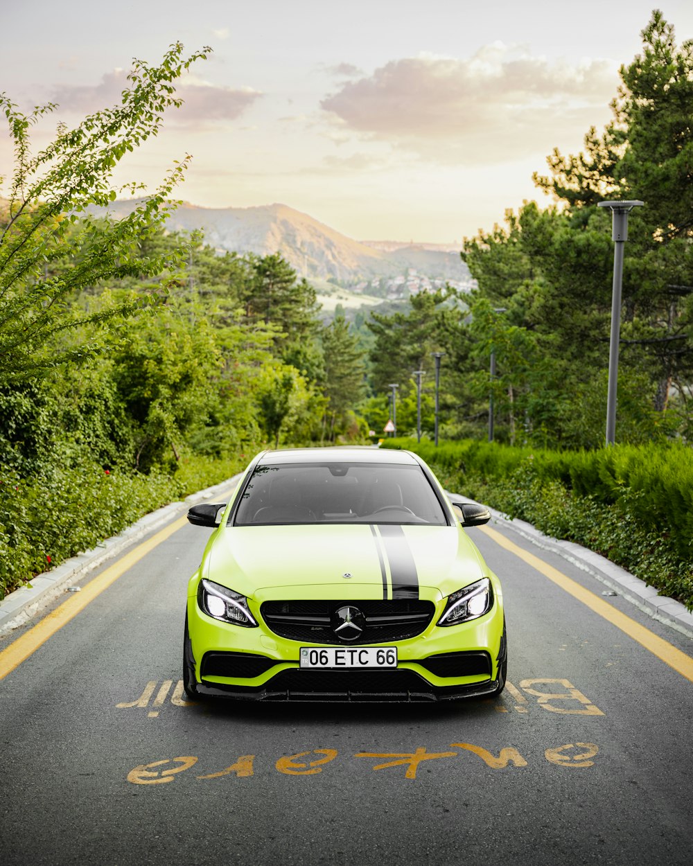 Un coche verde en una carretera