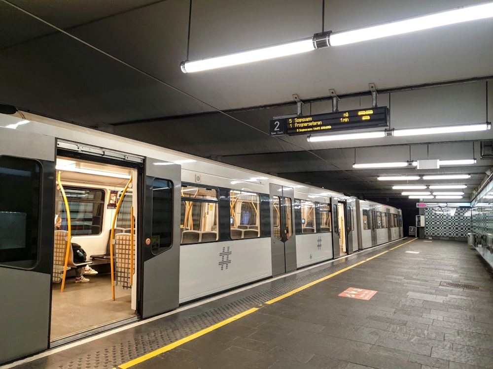 Ein Zug in einem Bahnhof