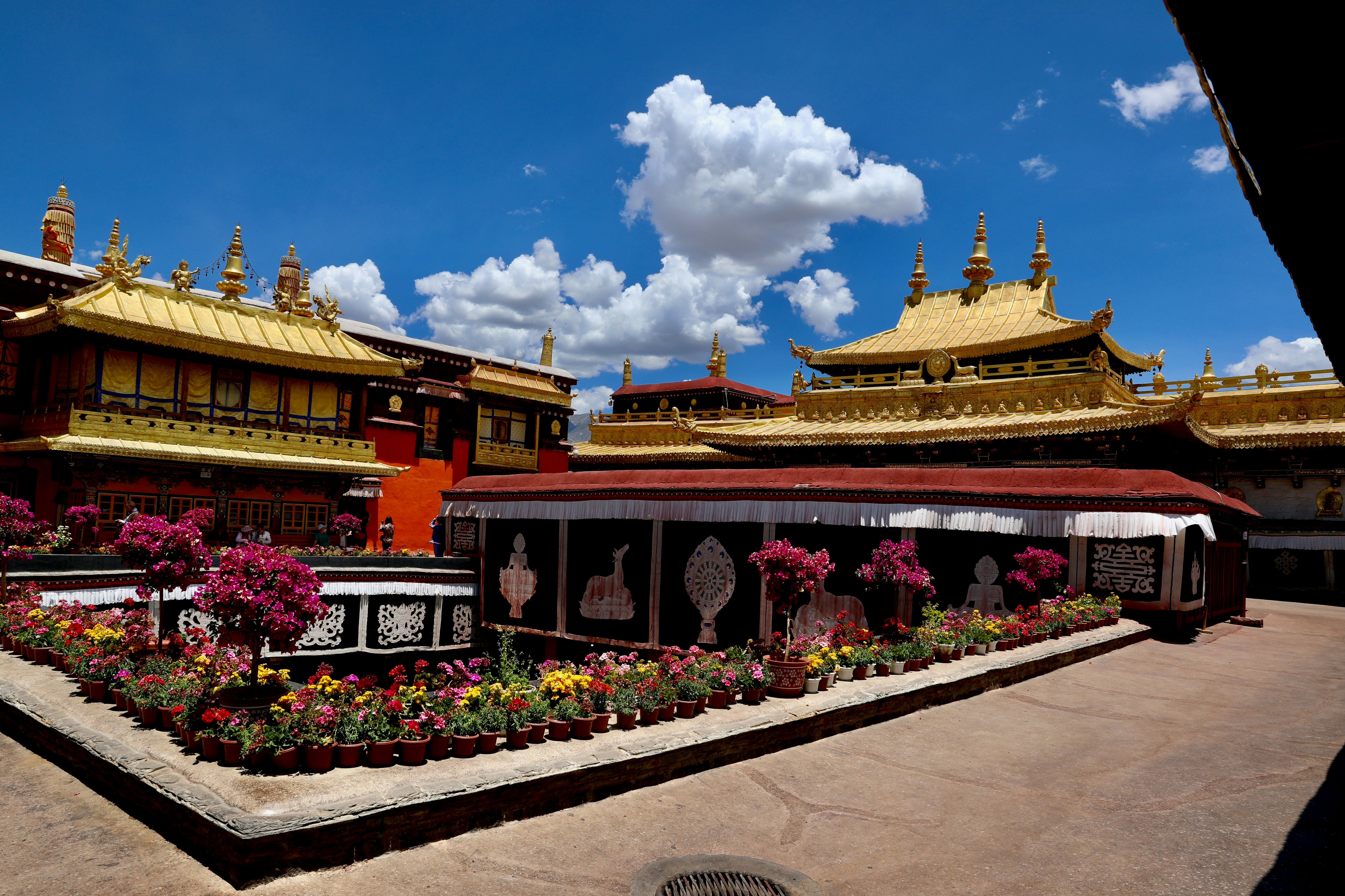 Jokhang with flowers in front of it