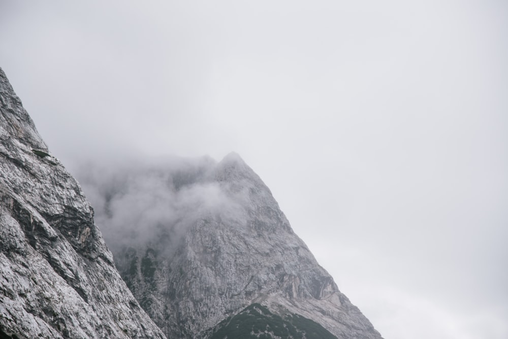 Ein Berg mit Nebel