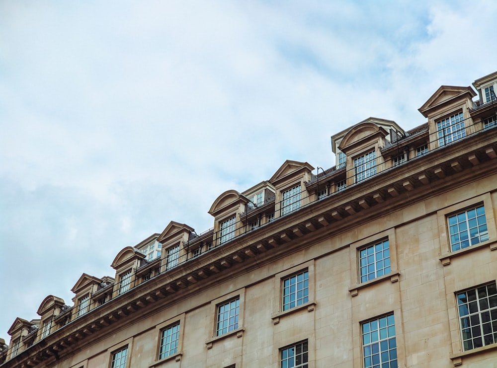 un edificio con balcón