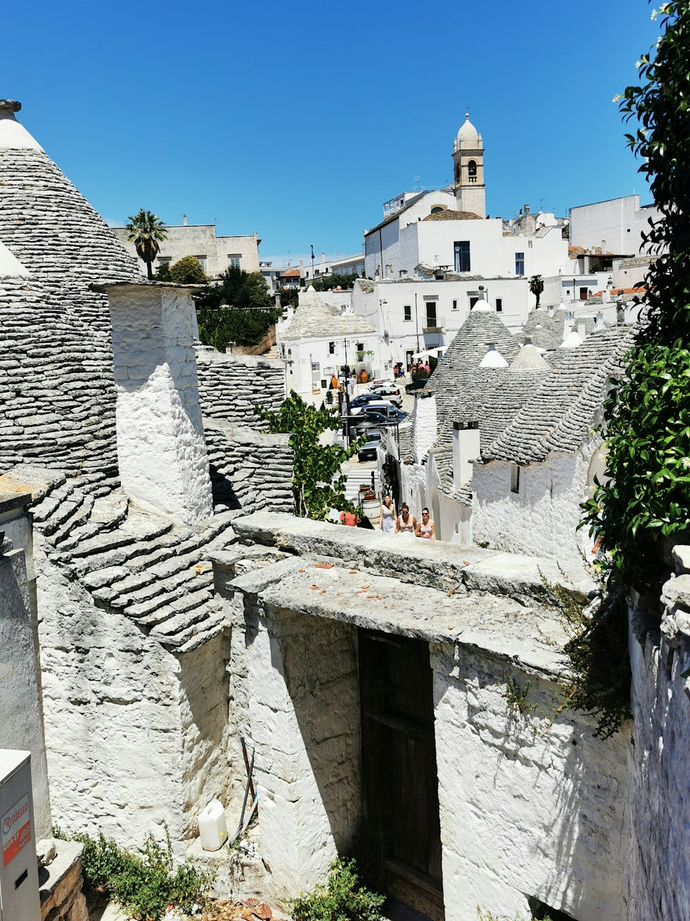 Un muro de piedra con un edificio al fondo