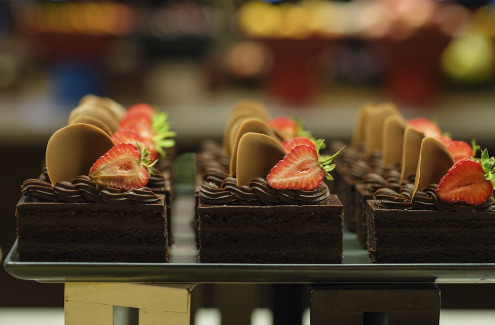 un groupe de desserts au chocolat