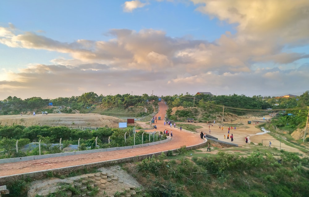 um grupo de pessoas caminhando em um caminho em um parque