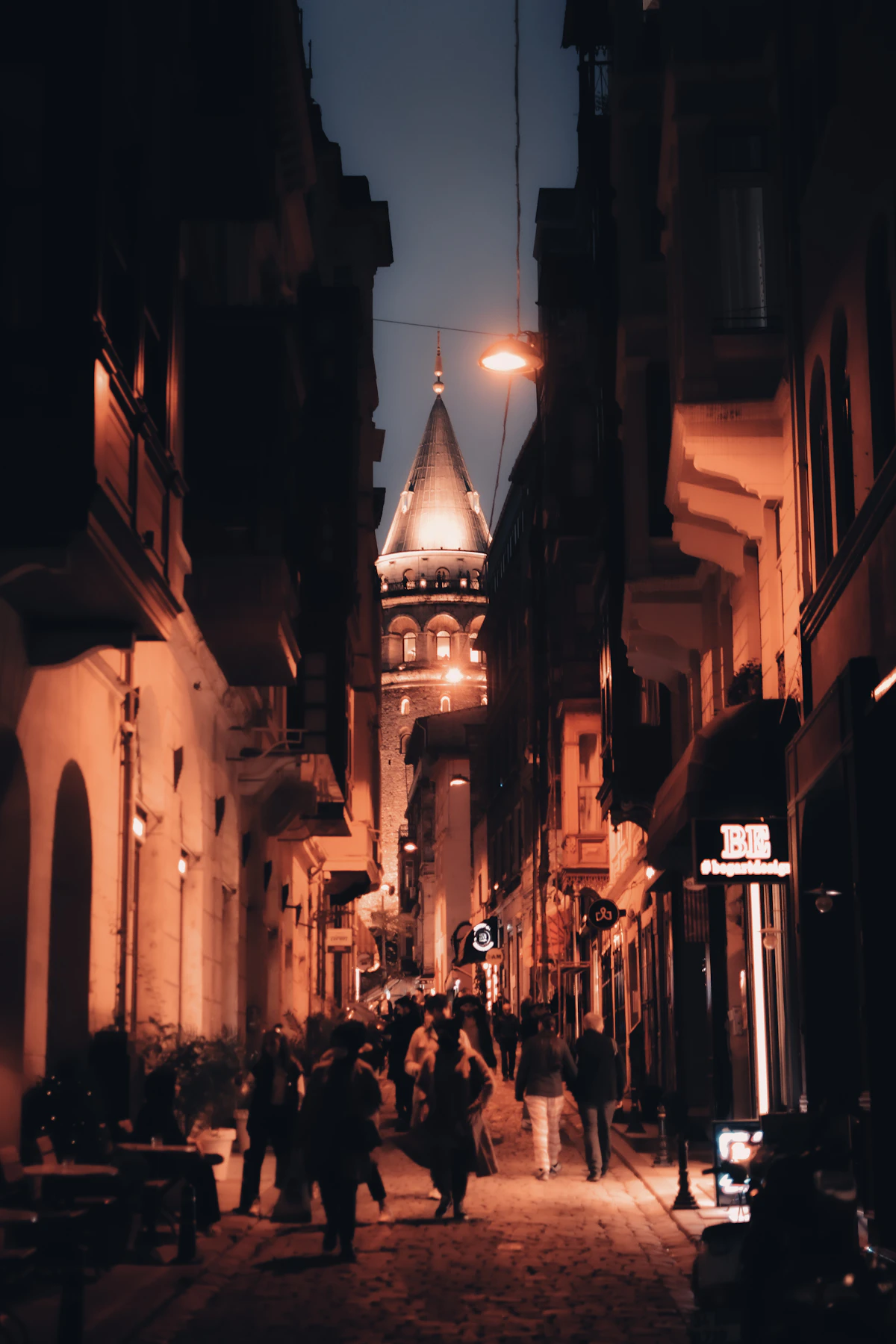 Galata Kulesi'ne açılan İstanbul sokakları gece görünümü