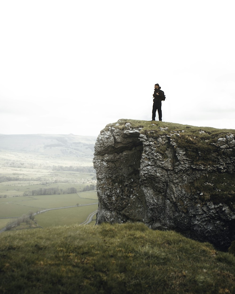 una persona in piedi su una roccia