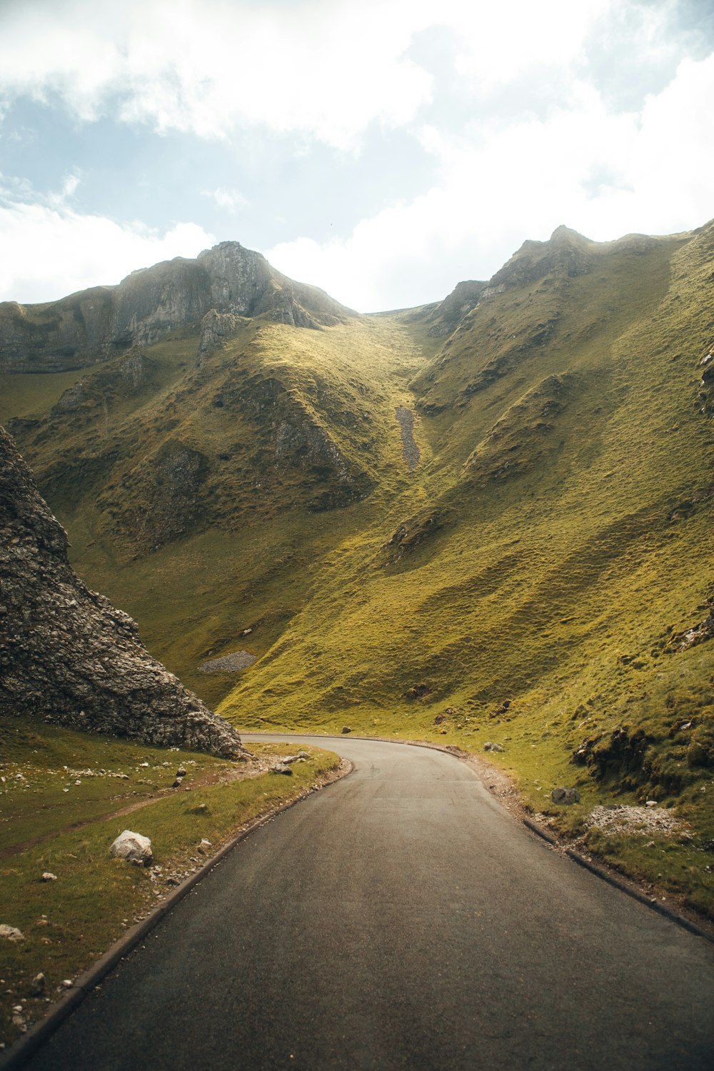 Une route dans une vallée