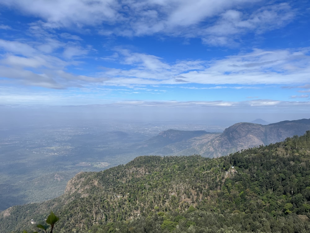 uma vista de uma cordilheira e do oceano