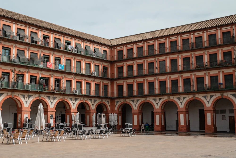 Plaza de la Corredera in Córdoba mit Arkaden und Tischen im Freien