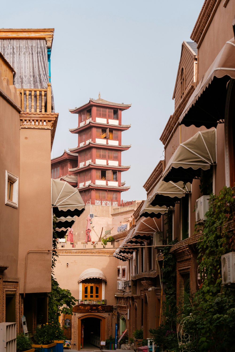 Un grupo de edificios con una torre