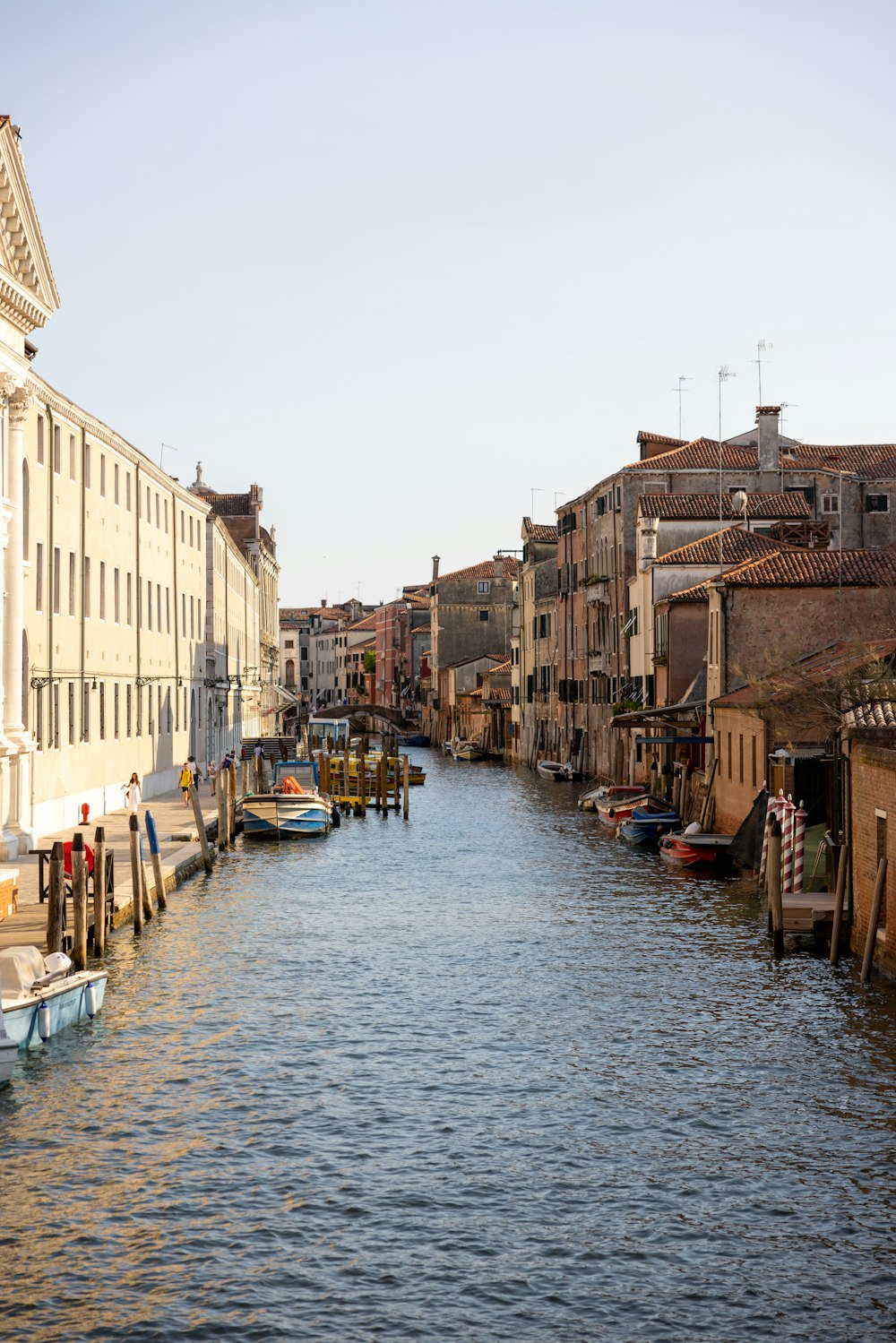 un canal con barcos en él