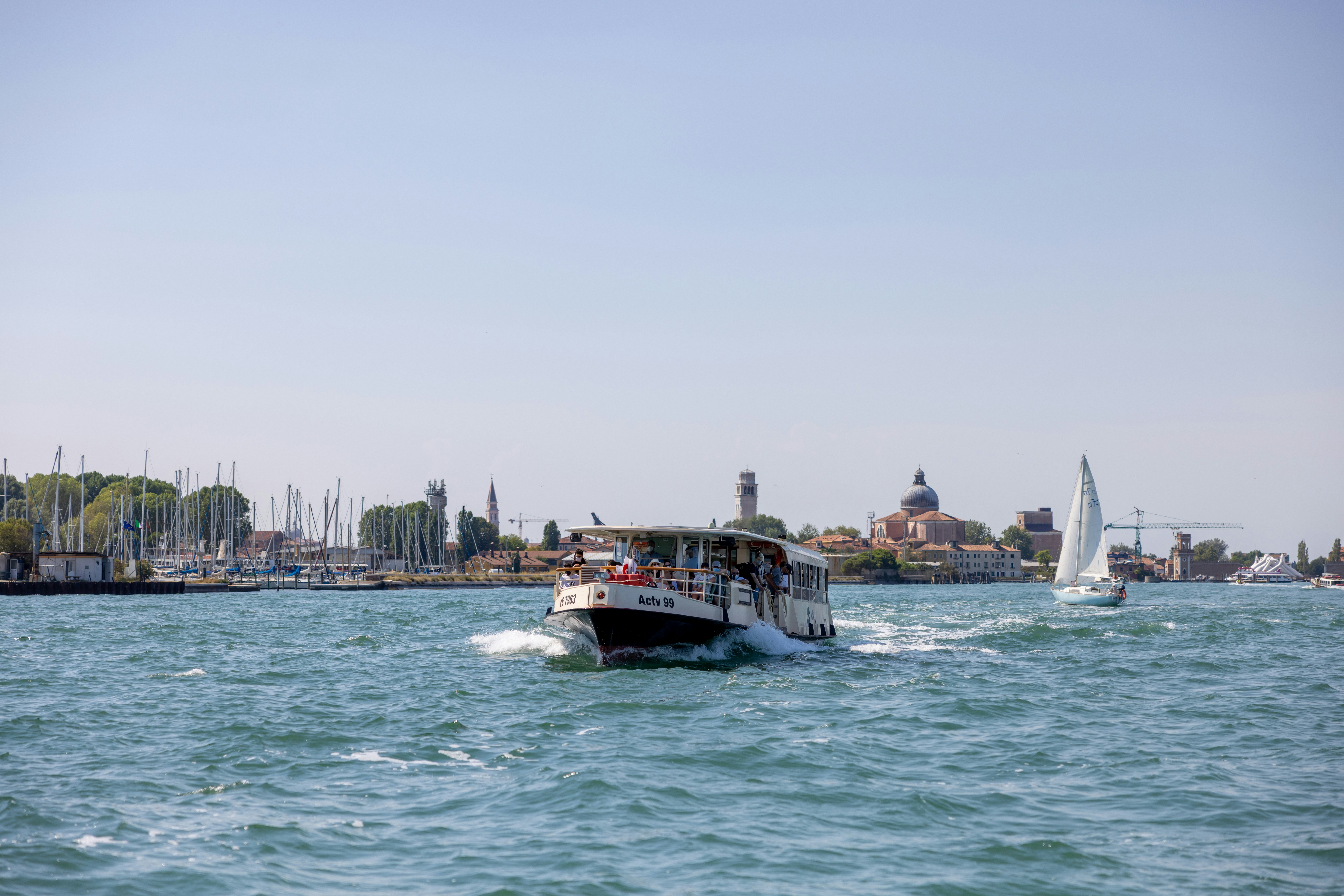 Ein Boot, das auf dem Wasser segelt