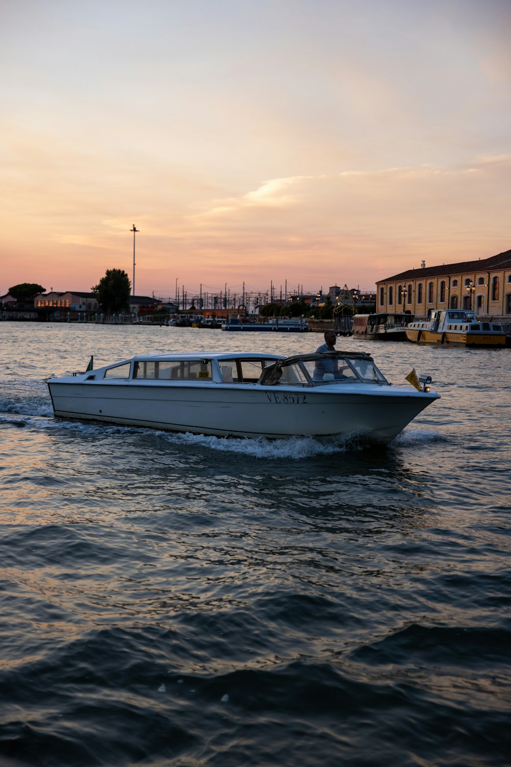 Un bateau sur l’eau