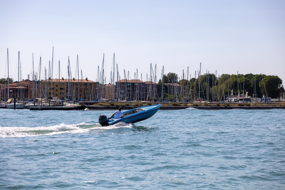 Ein Boot im Wasser