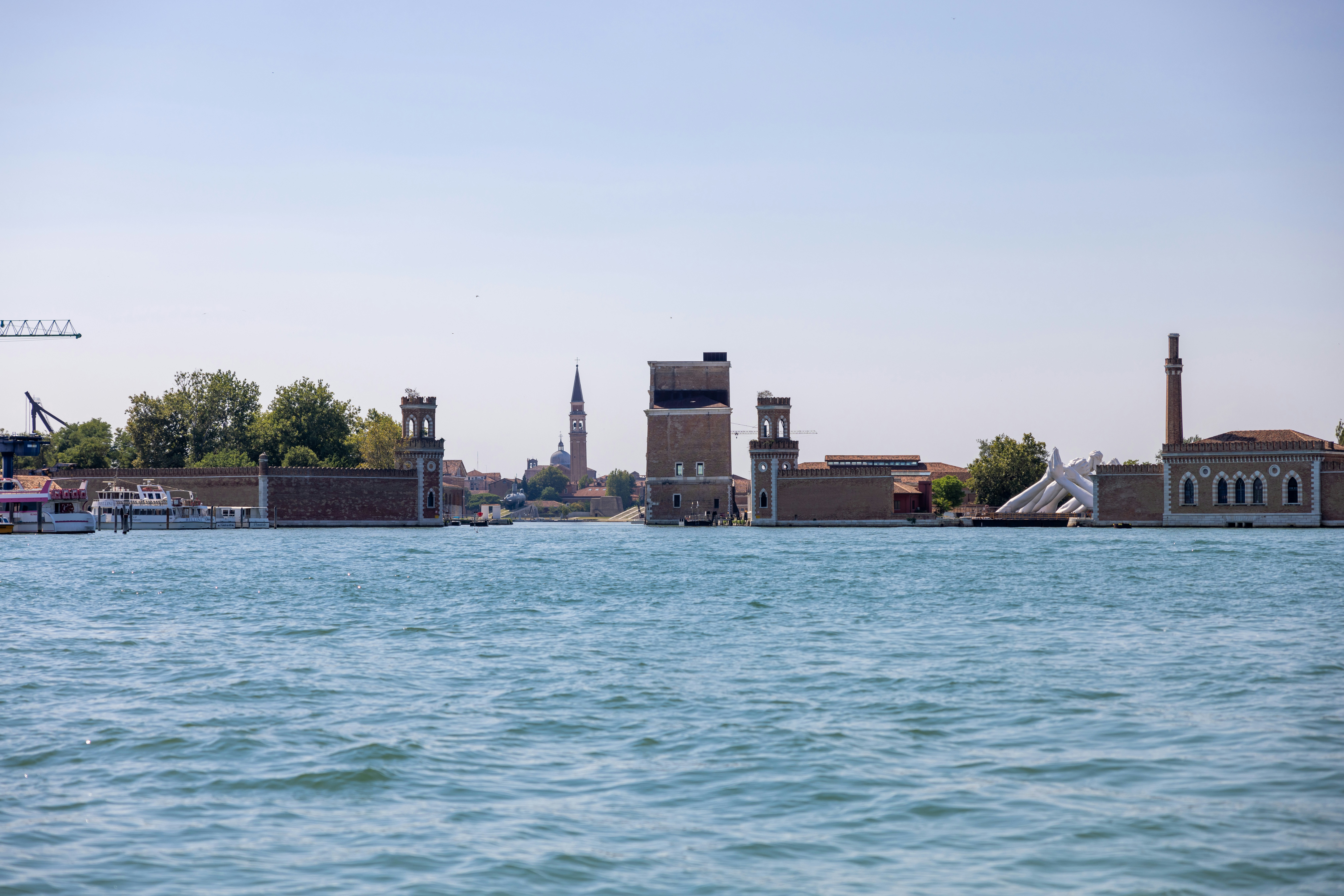 ein Gewässer mit Gebäuden entlang