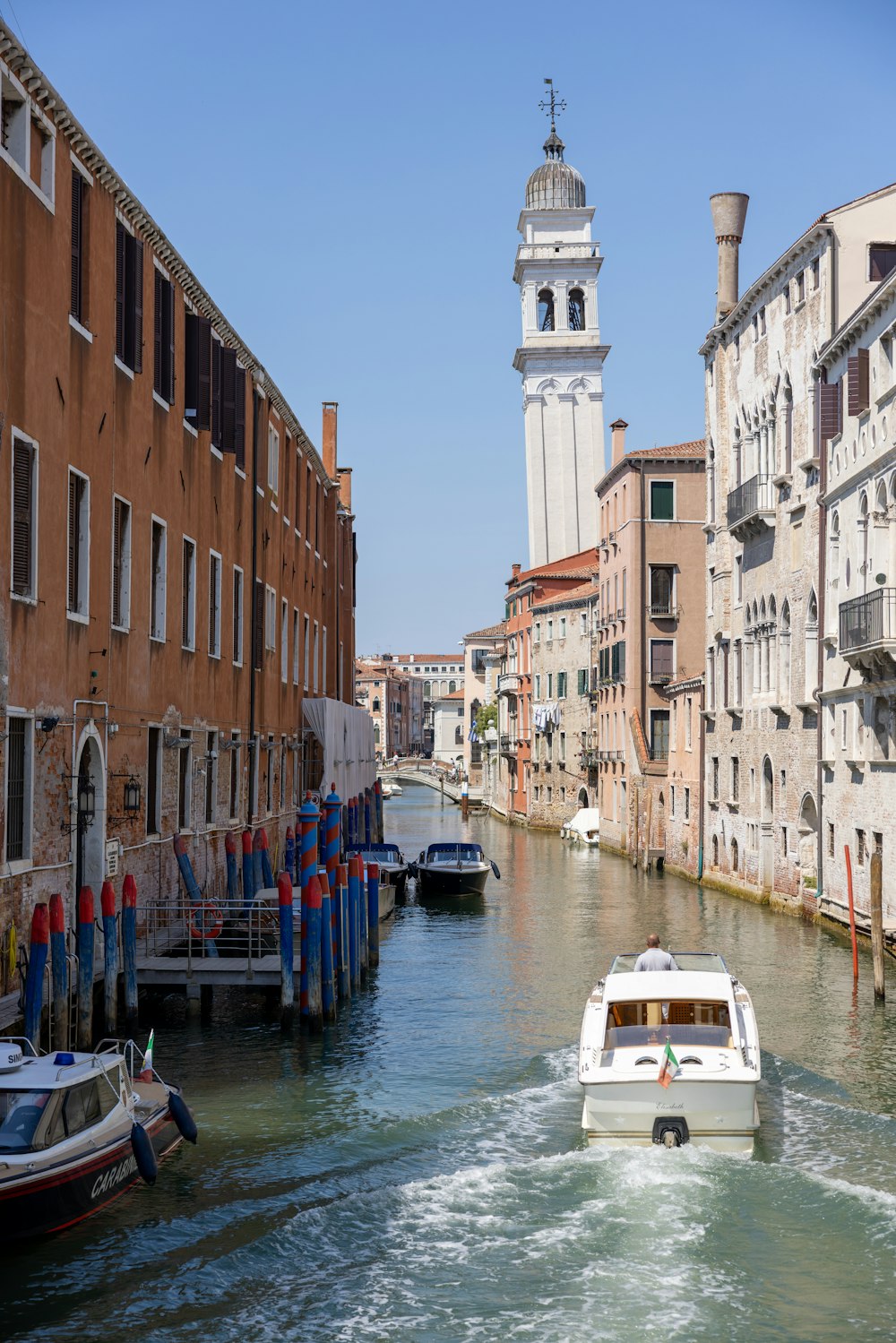 Bateaux dans un canal