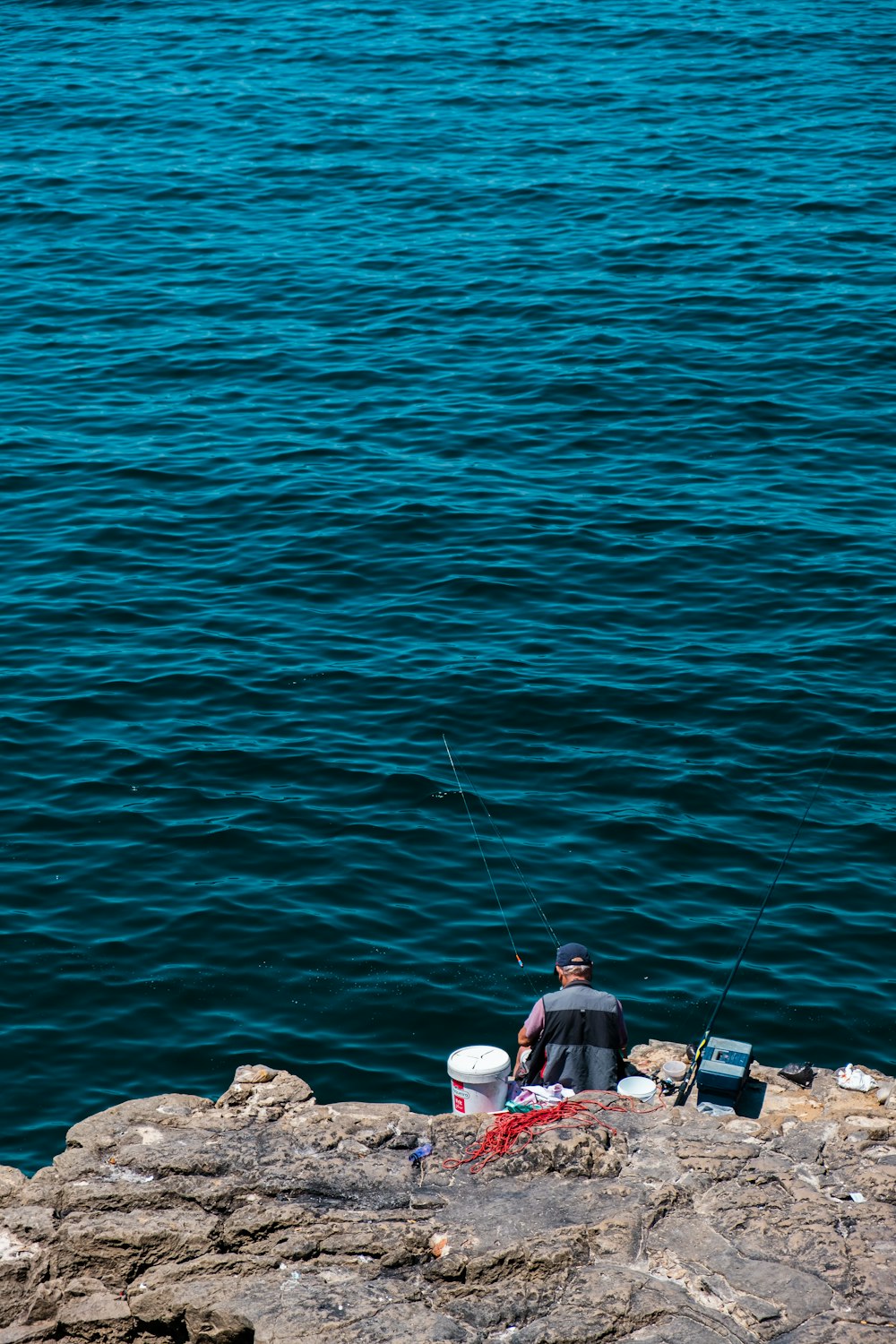 Un homme pêchant sur un rivage rocheux