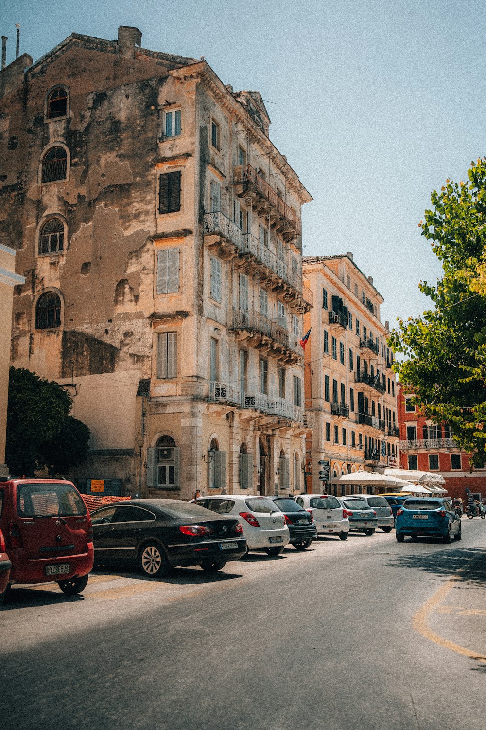 uma rua com carros estacionados nela