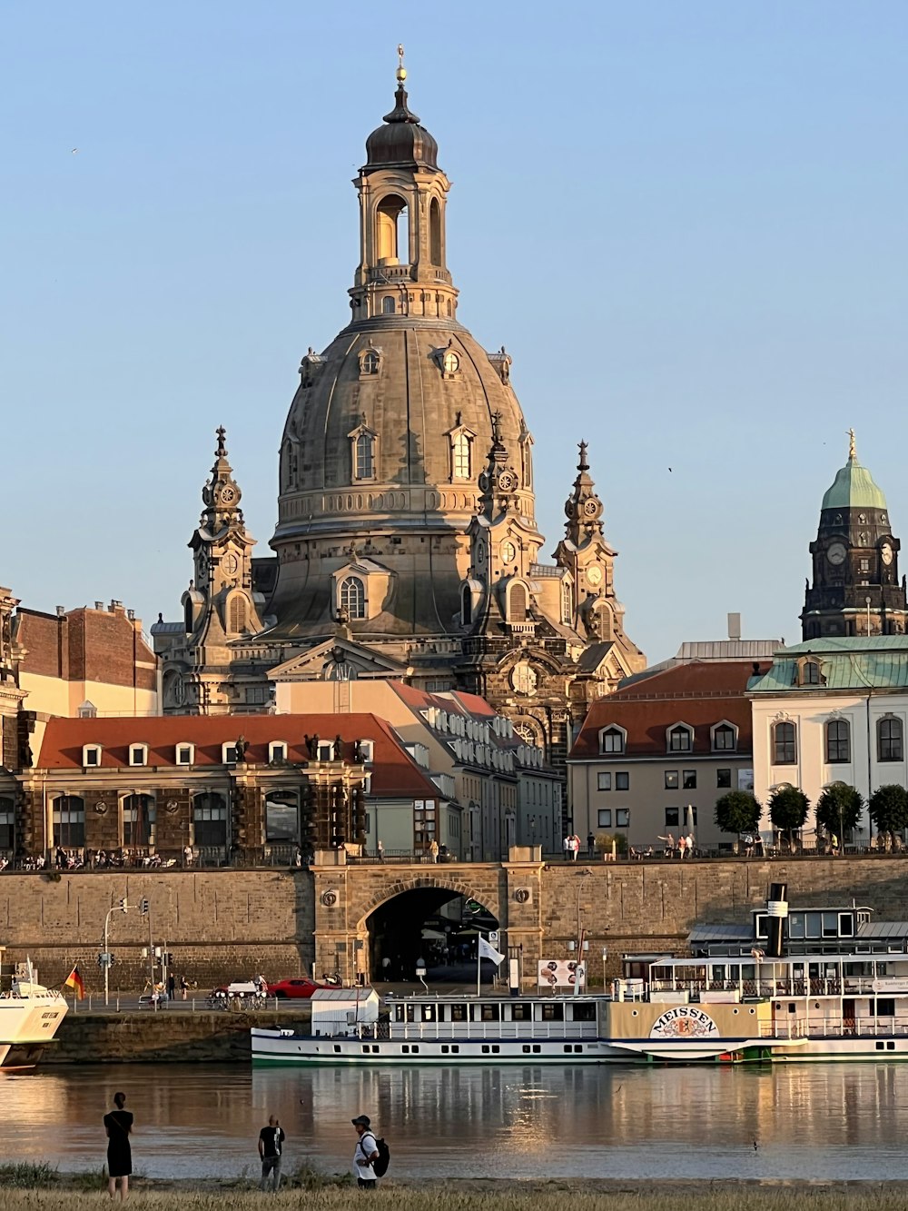 a large building with Dresden Frauenkirche
