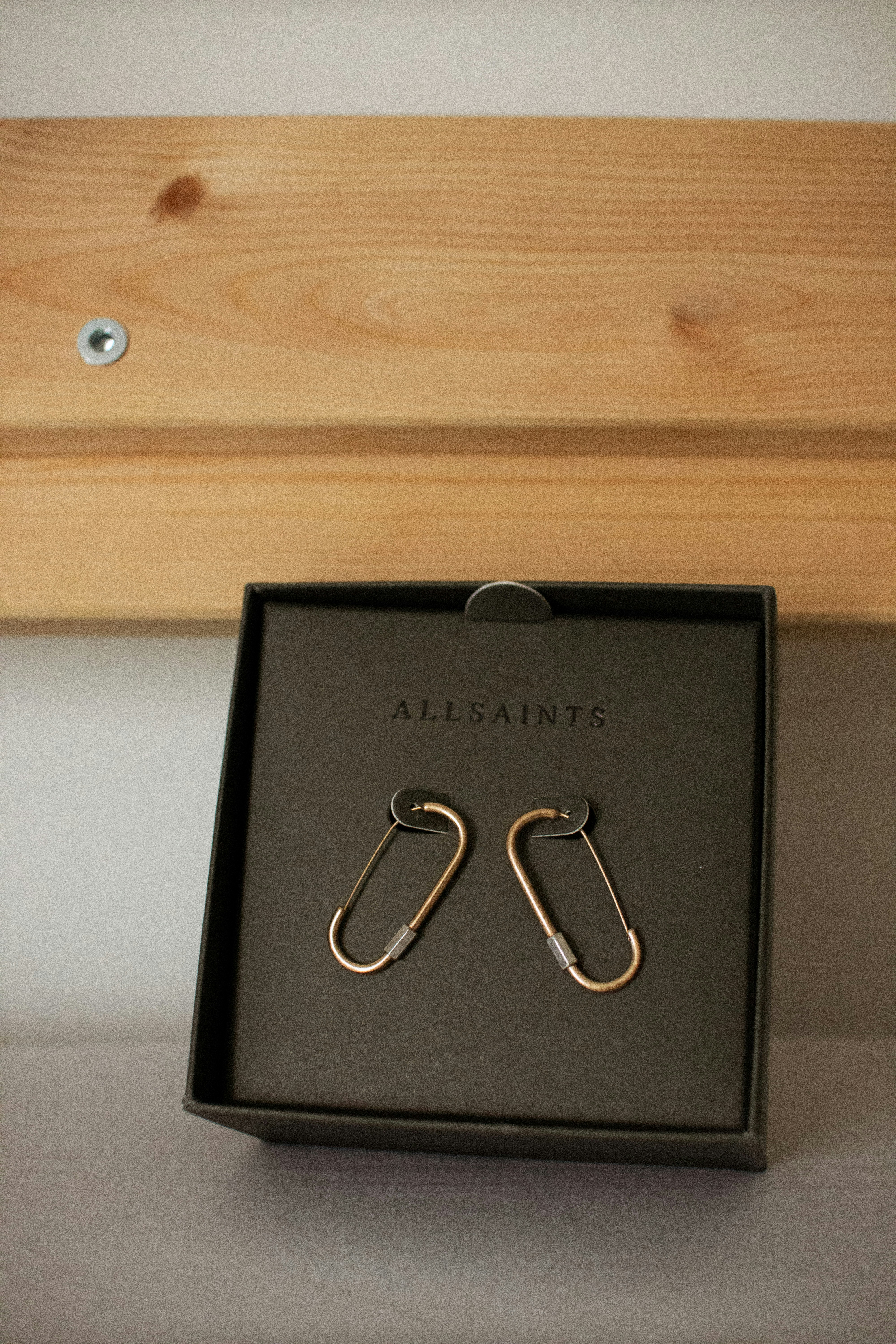 Orecchini in argento sterling ipoallergenico in una scatola