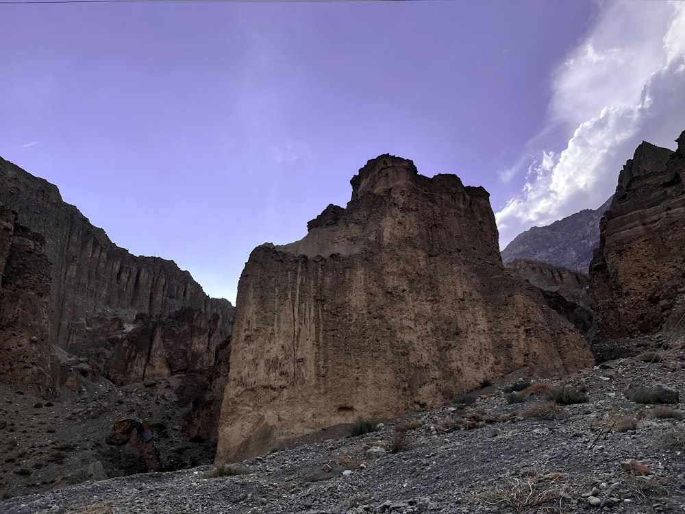 Una montagna rocciosa con un cielo blu