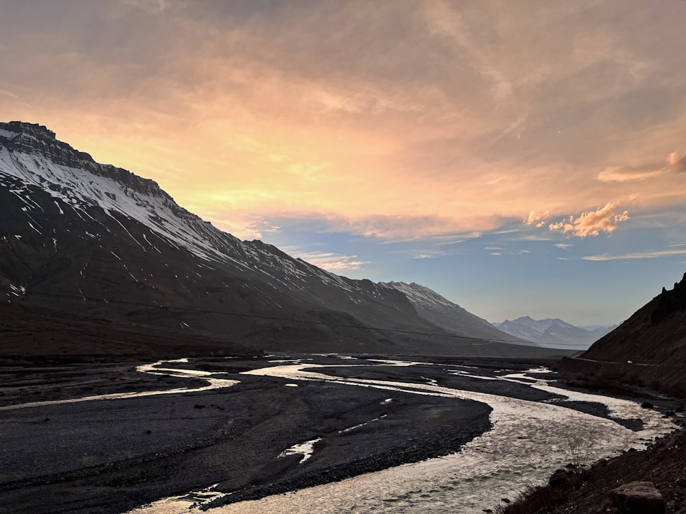 um rio que atravessa uma região montanhosa nevada