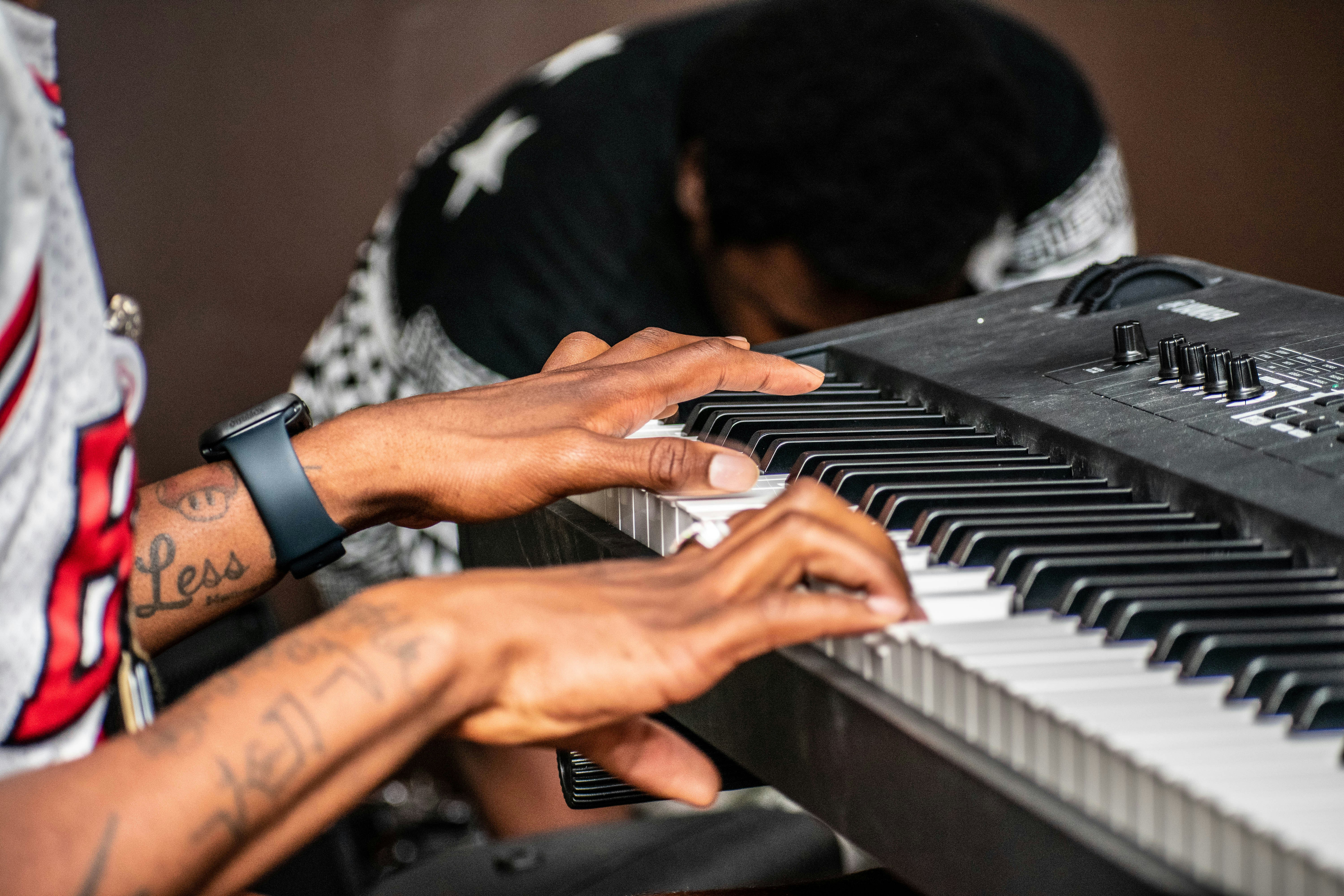 eine Person, die Klavier spielt