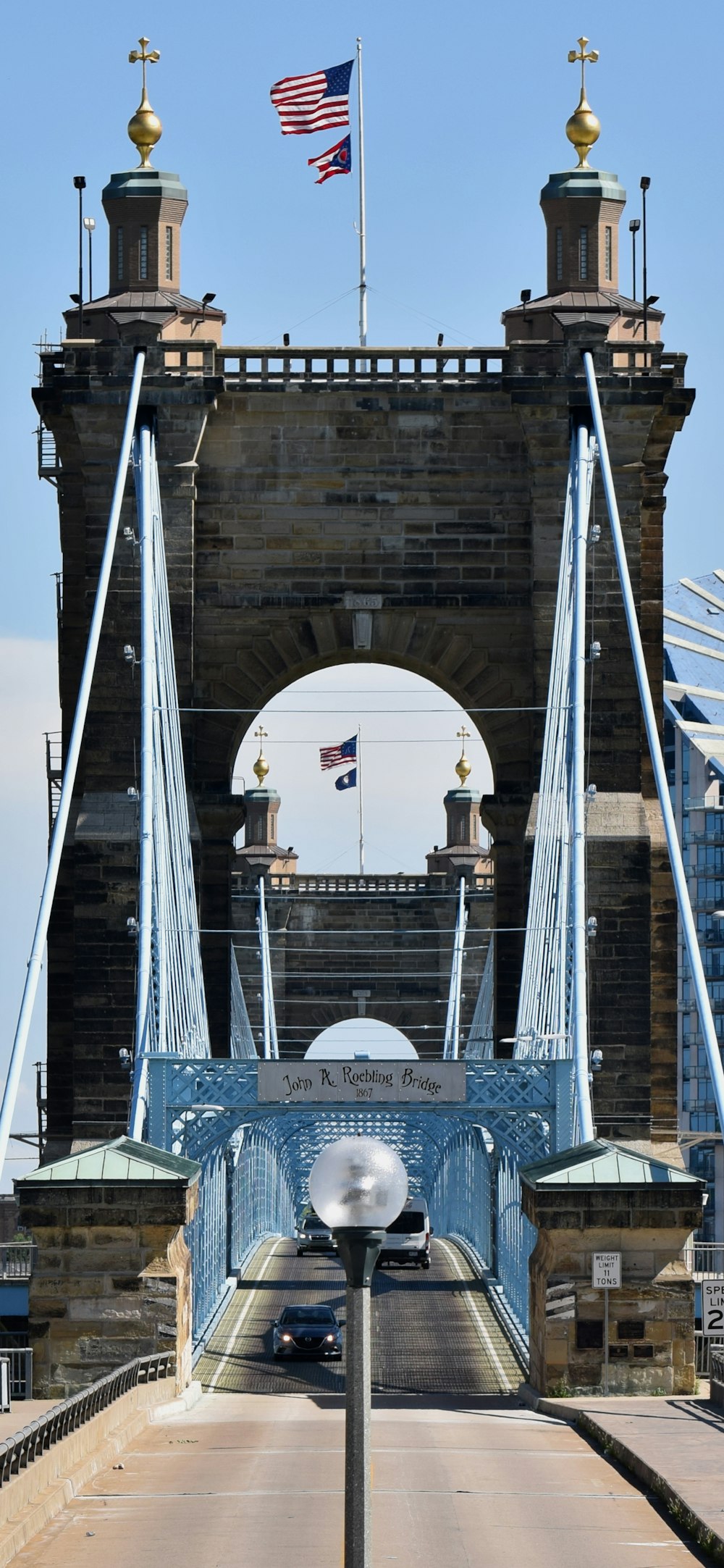 une grande structure en pierre avec des drapeaux dessus