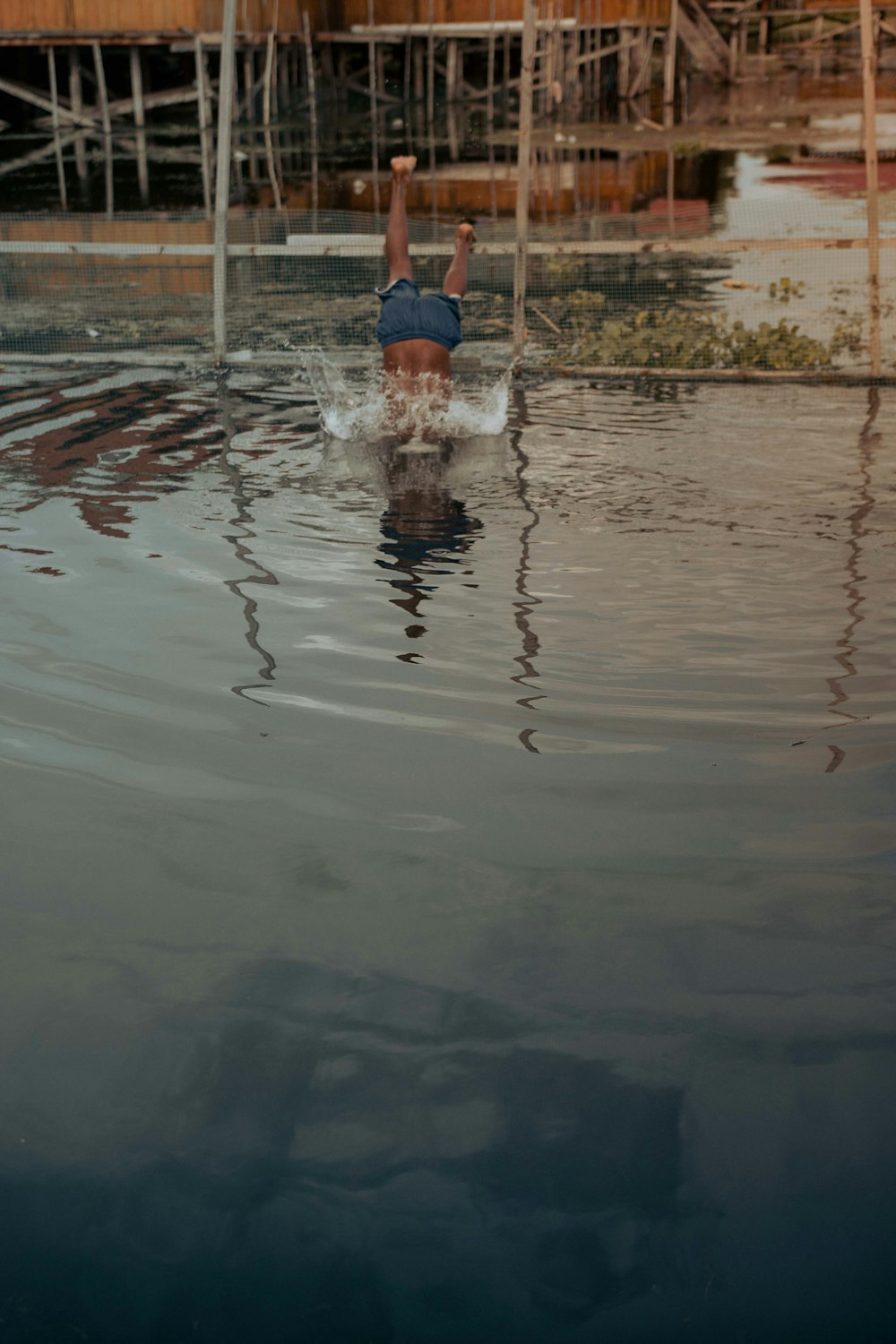 una persona saltando al agua