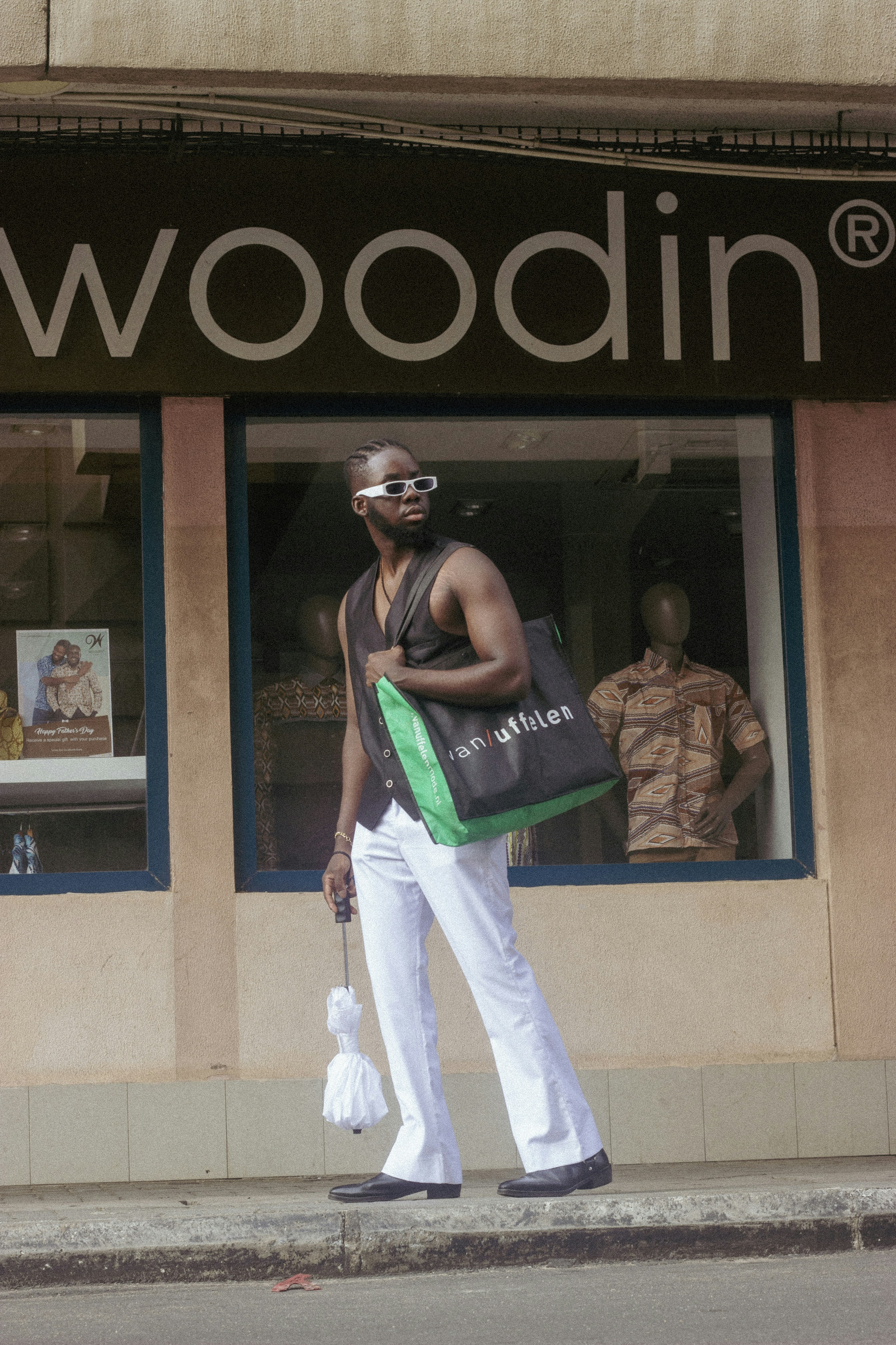 Ein Mann trägt einen Rucksack und geht auf dem Bürgersteig