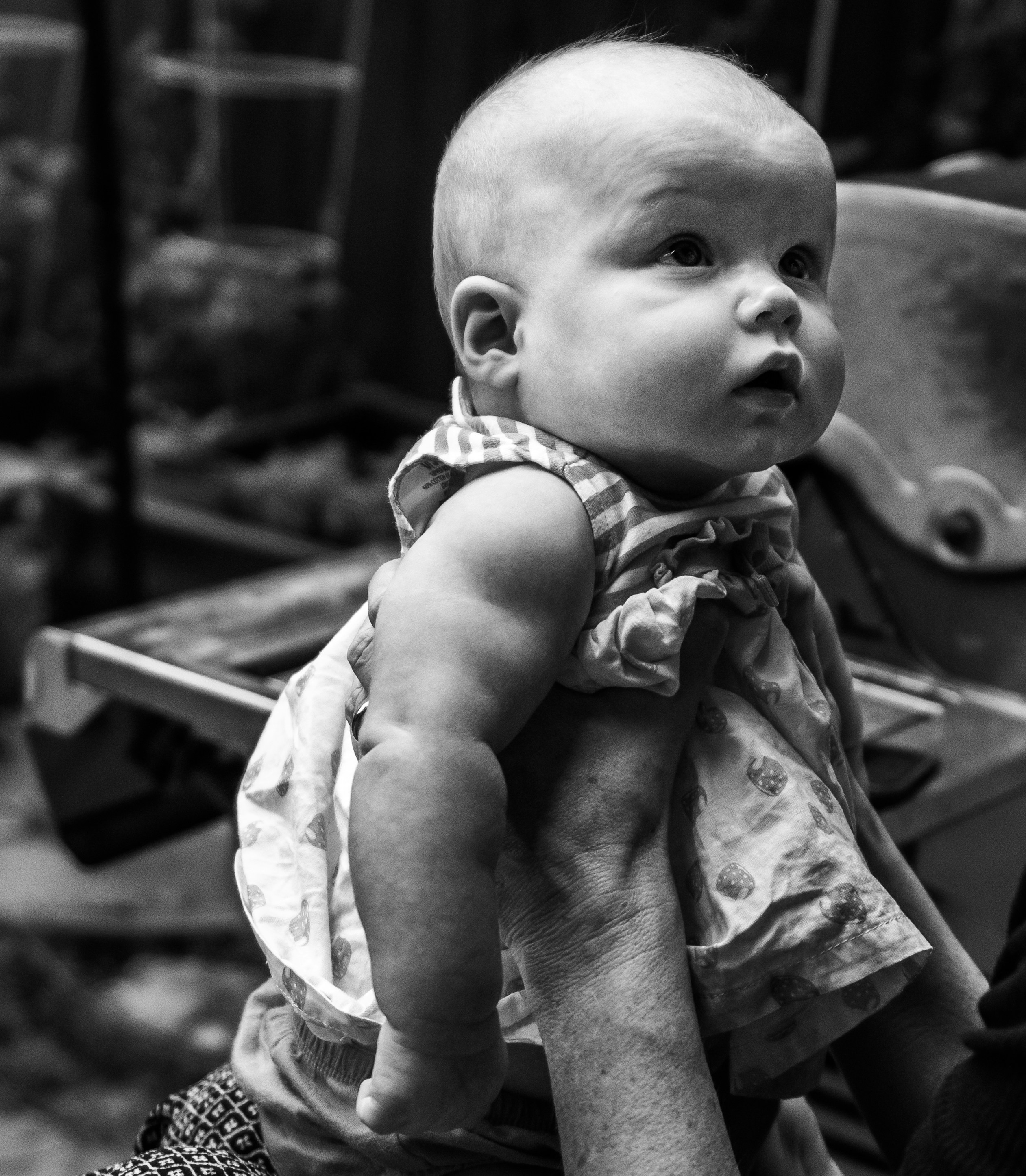 Bayi duduk di kursi