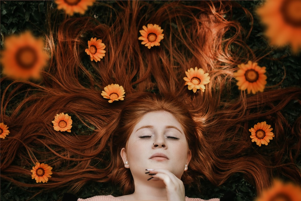 Una mujer con flores en la cabeza